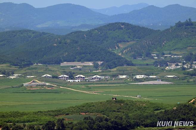 12일 파주시 오두산통일전망대에서 바라본 북한 농촌지역의 여름 풍경