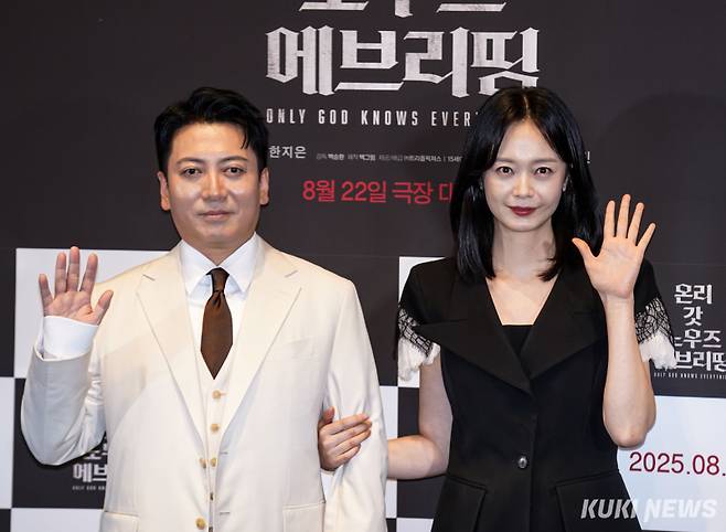 배우 박명훈(왼쪽), 전소민이 13일 서울 강남구 메가박스 코엑스에서 열린 영화 '온리 갓 노우즈 에브리띵' 제작시사회 및 기자간담회에서 포즈를 취하고 있다.