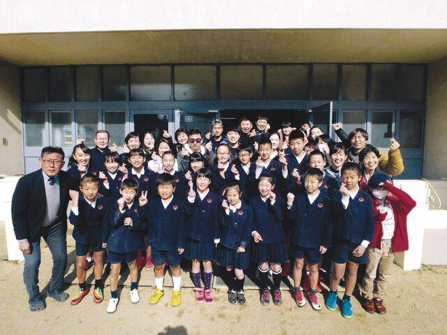 고정희 선교사 남편 이성로 목사가 2018년 일본 오사카 이쿠노 조선학교 재학생들과 기념촬영을 하고 있다.   고 선교사 제공