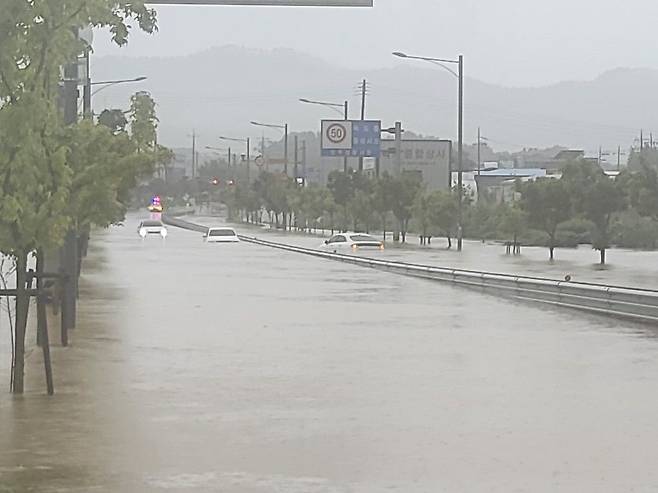 집중호우가 내린 13일 경기 양주시 만송동의 한 도로에 불어난 물로 인해 차량들이 고립돼 있다. 경기도북부소방재난본부 제공