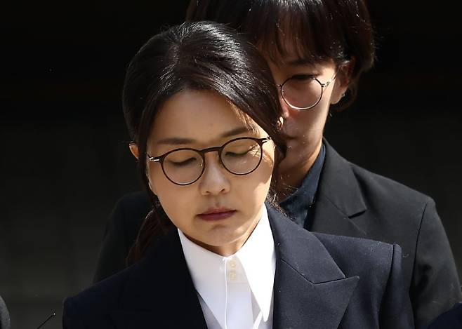 김건희 여사가 12일 구속전 피의자심문(영장실질심사)을 마친 뒤 서울 서초구 서울중앙지법을 나서고 있다. 연합뉴스