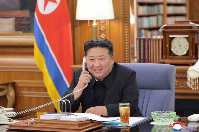 김정은 북한 국무위원장이 12일 블라디미르 푸틴 러시아 대통령과 통화를 하고 있다. 조선중앙통신이 13일 공개한 사진이다. 북한이 최고지도자와 외국 정상 간 통화를 공개한 것은 처음이다. 연합뉴스