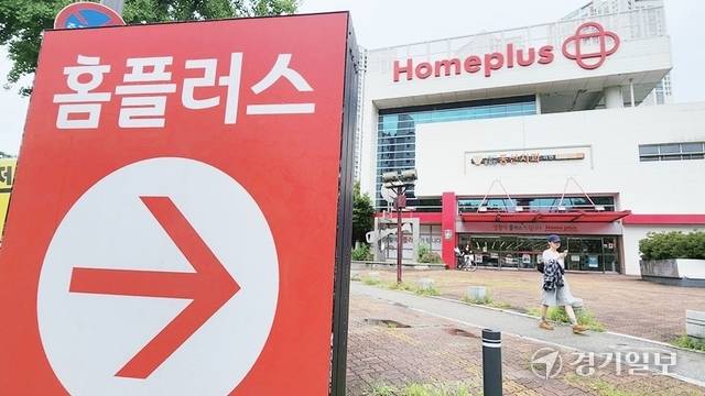홈플러스가 회생 절차 5개월 만에 임대료 조정이 불발된 15개 점포 폐점과 본사 직원 무급휴직 등 긴급 생존 경영에 돌입했다. 사진은 폐점이 예고된 홈플러스 수원원천점. 윤원규기자