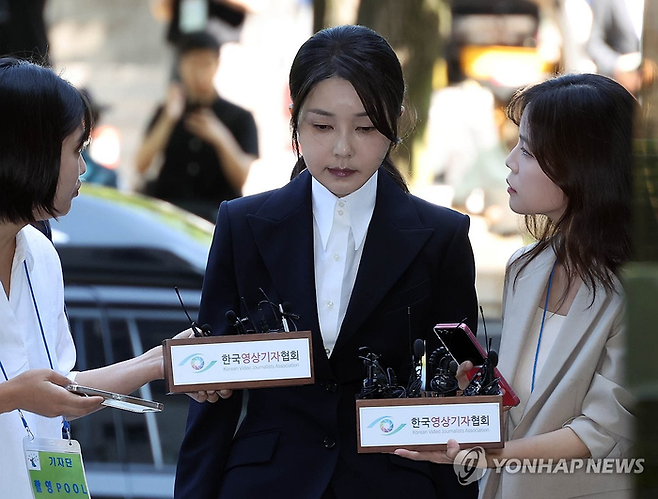 김건희 여사, ‘묵묵부답’ 영장실질심사 출석 [사진 출처 = 연합뉴스]