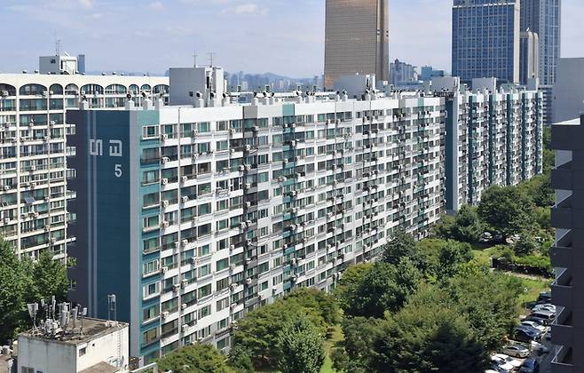 최근 국제설계 공모를 통해 영국 런던 기반 건축회사 ‘헤더윅 스튜디오’를 설계업체로 선정한 서울 영등포구 여의도동 대교아파트 전경. [이승환 기자]