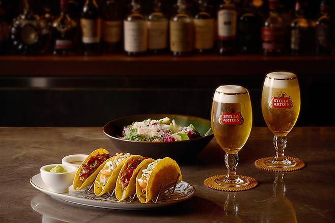 서울드래곤시티에서는 타코와 샐로드를 무제한 생맥주와 함께 즐기는 ‘티키타코 세트’를 판매한다. / 사진=서울드래곤시티