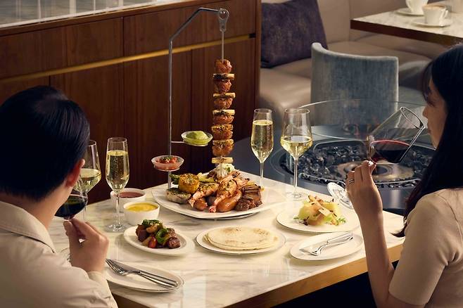 한강 일몰을 감상하면서 와인 3종을 무제한으로 즐기는 ‘선셋 딜라이트’ / 사진=호텔 나루 서울 엠갤러리