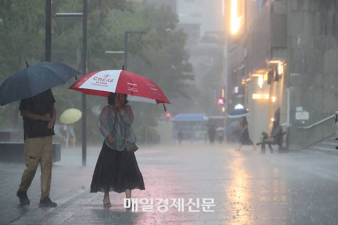 수도권에 집중호우가 쏟아진 13일 광화문 인근에 폭우가 쏟아지고 있다. [이승환 기자]