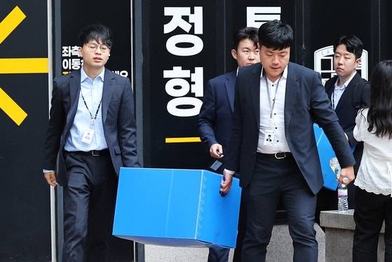 김건희 특별검사팀 관계자들이 지난 11일 오후 ‘나토 목걸이 의혹’과 관련해 서울 서초구 서희건설 본사에 대한 압수수색을 마친 후 압수품 상자를 들고 이동하고 있다. [사진출처 = 뉴스1]