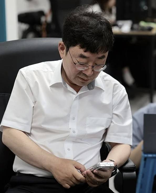 유튜브 채널 ‘신의 한수’ 운영자 신혜식 대표가 13일 서울 마포구 사무실에서 윤석열 정부 시절 대통령실의 민간인 시위대 동원 의혹과 관련해 서울경찰청 안보수사과에 임의제출 할 휴대전화를 들고 있다. [사진 = 연합뉴스]