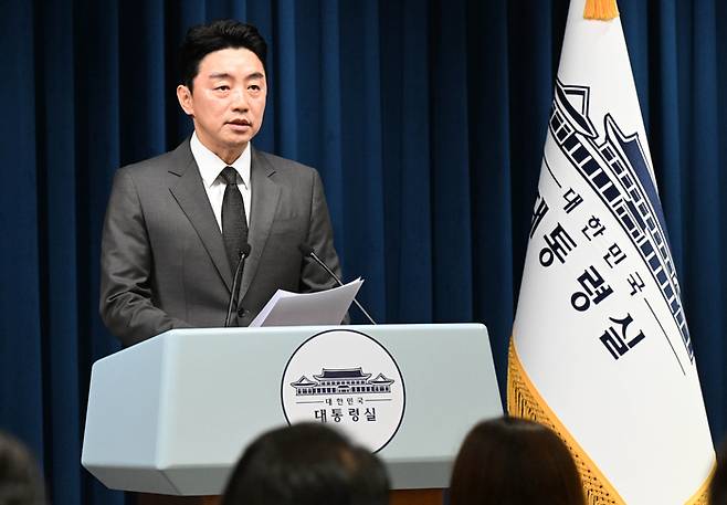 강훈식 대통령 비서실장이 13일 용산 대통령실 브리핑룸에서 교육부 장관을 비롯한 장관급 인선 관련 브리핑을 하고 있다. [김호영 기자]