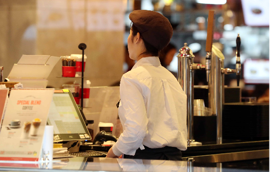 서울시내 한 매장의 아르바이트 직원이 일을 하고있다. (사진=매경DB)