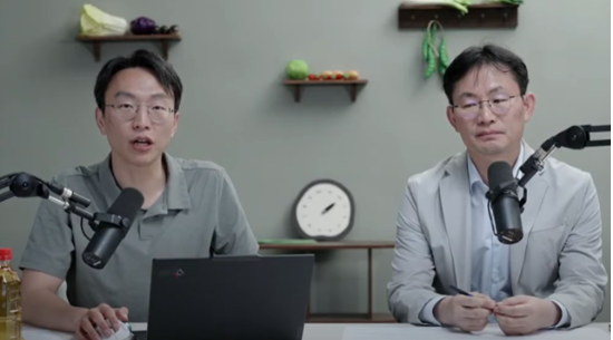 정희원(왼쪽) 박사가 김세중(오른쪽) 분당서울대병원 신장내과 교수와 유튜브 방송을 진행하고 있다.(사진=유튜브 ‘정희원의 저속노화’ 채널 캡처)