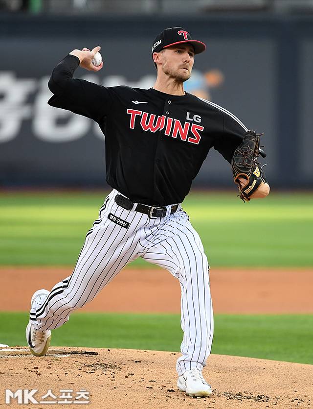 12일 오후 수원KT위즈파크에서 ‘2025 KBO리그’ LG 트윈스와 KT 위즈의 경기가 열렸다. LG 선발 톨허스트가 역투하고 있다. 사진(수원)=천정환 기자