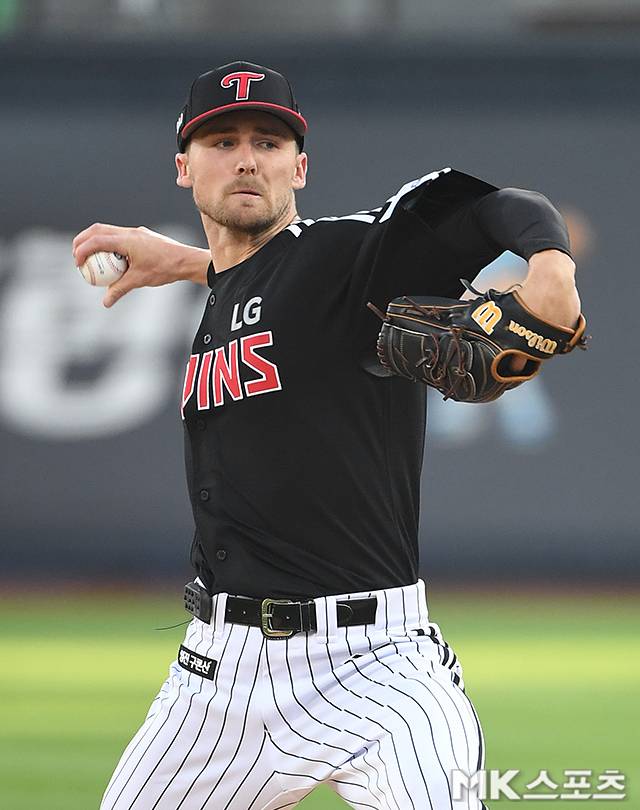 12일 오후 수원KT위즈파크에서 ‘2025 KBO리그’ LG 트윈스와 KT 위즈의 경기가 열렸다. LG 선발 톨허스트가 역투하고 있다. 사진(수원)=천정환 기자