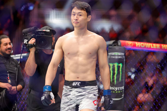 명예의 전당 헌액자 최두호가 2024년 12월 미국 네바다주 라스베이거스 티모바일 아레나 UFC 310 메인카드 제1경기를 위해 입장하고 있다. 사진=TKO