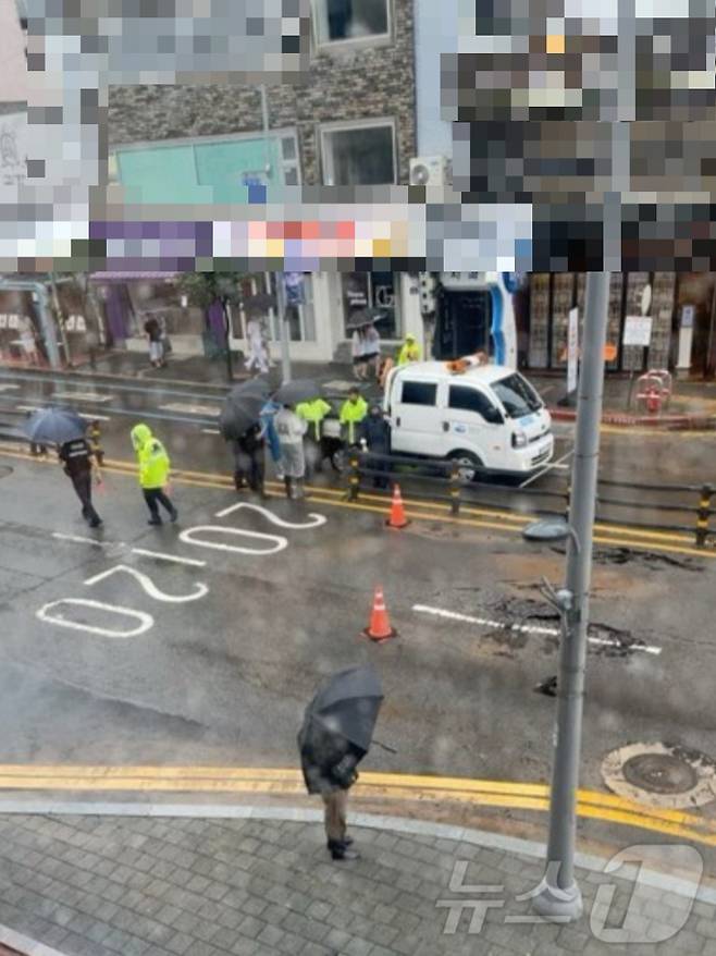 전남 여수 지역에 최대 192㎜의 폭우가 쏟아지면서 도로 파손 등 피해가 잇달았다. /사진=뉴스1(독자 제공)