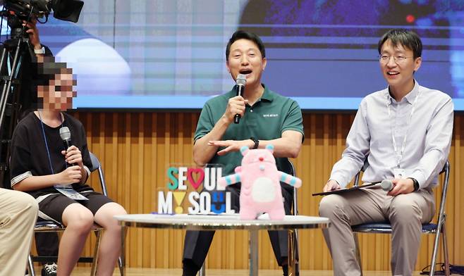 오세훈 서울시장(가운데)이 지난달 29일 서울 중구 서울시청 다목적홀에서 열린 '덜달달 원정대' 발대식에서 정희원(오른쪽) 박사와 함께 원정대 참여 가족들과 대화를 하고 있다. /사진=뉴시스