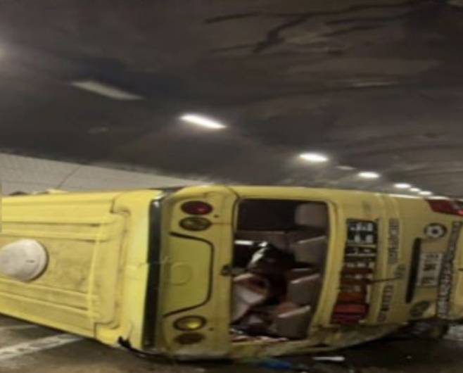 13일 오전 9시15분쯤 경기 용인시 처인구 영동고속도로 강릉방향 마성터널에서 어린이 18명을 태운 축구클럽 버스가 전도됐다. 이 사고로 초등학생 2명이 중상을, 4명이 경상을 입었다./사진=뉴시스(경기도소방재난본부 제공)