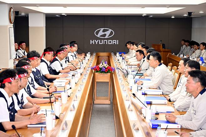 현대차 노사가 임단협 잠정합의안 도출에 진통을 겪고 있다. 사진은 지난 6월18일 현대차 울산공장 본관 동행룸에서 진행된 현대차 노사의 임단협 상견례 당시 모습. /사진=현대차