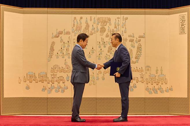 빠르면 이달 중 임원추천위원회(임추위)가 구성돼 한국토지주택공사(LH) 차기 사장 공모가 진행될 예정이다. 사진은 이재명 대통령이 지난 12일 서울 용산 대통령실 청사에서 신임 국무위원 임명장 수여식을 갖고 김윤덕 국토교통부 장관에게 임명장을 수여하는 모습. /사진=뉴스1