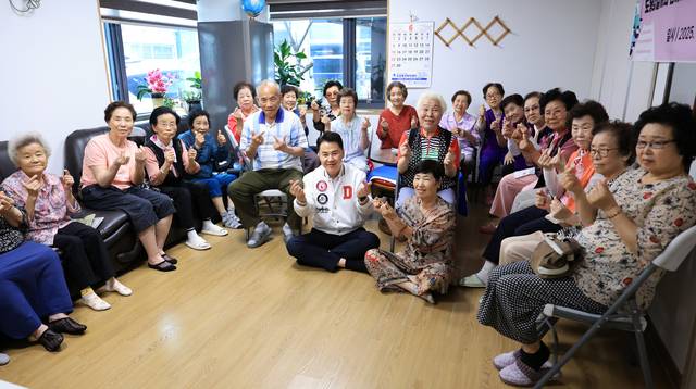 오언석 도봉구청장(가운데)이 지역 내 한 경로당을 찾아 어르신들의 안부를 확인한 뒤, 기념사진을 촬영하고 있다. 도봉구청 제공