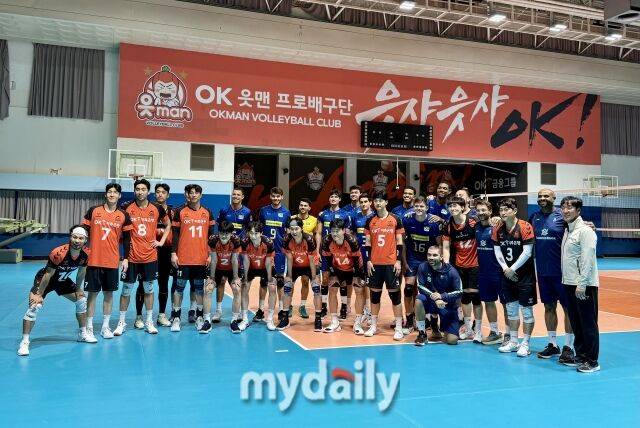 OK저축은행과 브라질 U21 남자배구대표팀이 12일 연습경기를 마친 뒤 기념촬영을 하고 있다./용인=이보미 기자