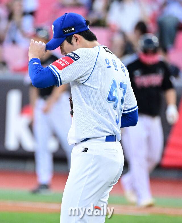 2025년 8월 12일 오후 경기도 수원KT위즈파크에서 열린 '2025 신한 SOL뱅크 KBO 리그' LG 트윈스와 KT 위즈의 경기 KT 선발투수 오원석이 5회초 3실점 한 뒤 아쉬워하고 있다./수원=유진형 기자