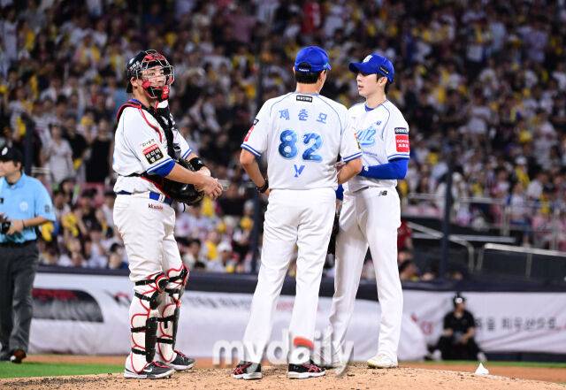 2025년 8월 12일 오후 경기도 수원KT위즈파크에서 열린 '2025 신한 SOL뱅크 KBO 리그' LG 트윈스와 KT 위즈의 경기 KT 선발투수 오원석이 5회초 제춘모 투수코치의 조언을 듣고 있다./수원=유진형 기자