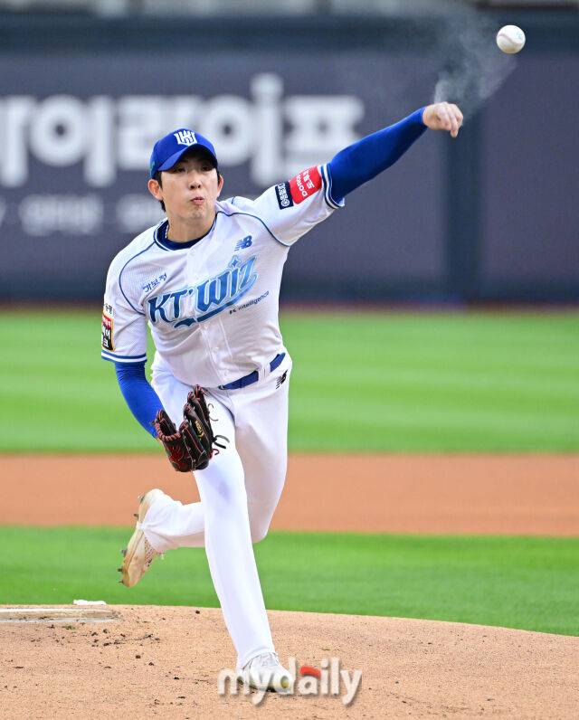 2025년 8월 12일 오후 경기도 수원KT위즈파크에서 열린 '2025 신한 SOL뱅크 KBO 리그' LG 트윈스와 KT 위즈의 경기 KT 선발투수 오원석이 역투하고 있다./수원=유진형 기자