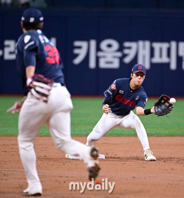 2025년 8월 1일 오후 서울 고척스카이돔에서 열린 '2025 신한 SOL뱅크 KBO 리그' 롯데 자이언츠와 키움 히어로즈의 경기. 롯데 2루수 한태양이 2회말 1사 1루서 키움 고영우의 3루 땅볼 때 3루수 손호영의 송구를 받고 있다./마이데일리