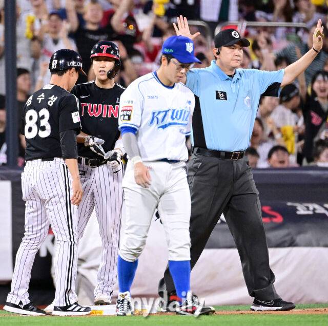 2025년 8월 12일 오후 경기도 수원KT위즈파크에서 열린 '2025 신한 SOL뱅크 KBO 리그' LG 트윈스와 KT 위즈의 경기 LG 2루 주자 구본혁이 5회초 1사 2루서 3루 도루를 성공한 뒤 코치의 축하를 받고 있다./수원=유진형 기자