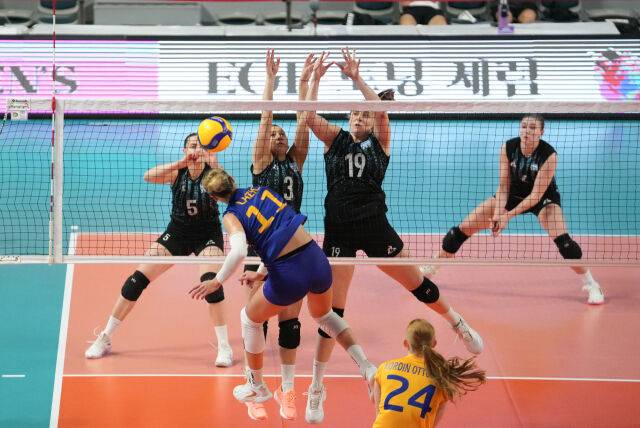 알렉산드라 라지치의 공격을 막아내는 아르헨티나 블로커들./대한배구협회