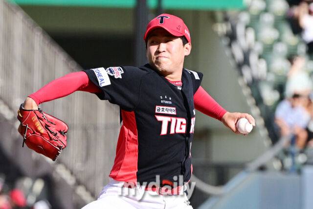 29일 오후 서울 잠실야구장에서 진행된 '2025 프로야구 KBO리그' KIA-LG의 경기. 기아 선발 윤영철이 역투를 펼치고 있다./마이데일리