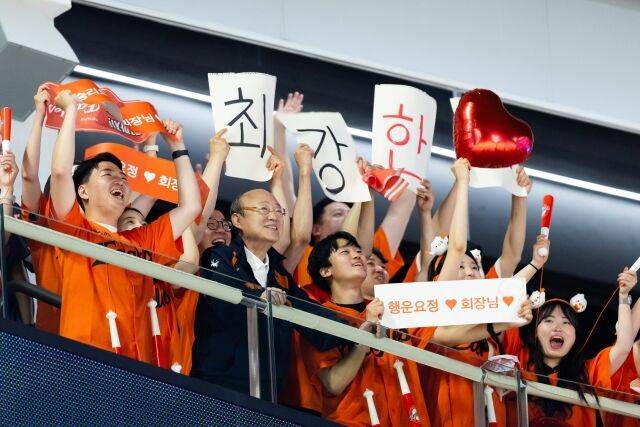 지난 3일 김승연 한화그룹 회장이 대전 한화생명 볼파크를 방문해 임직원들과 함께 경기를 관람하고 있다. /한화그룹