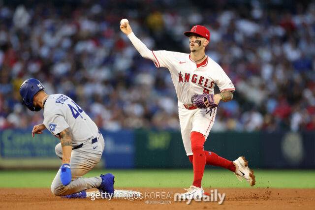 LA 에인절스 2루수 잭 네토가 삼중살로 연결하고 있다./게티이미지코리아