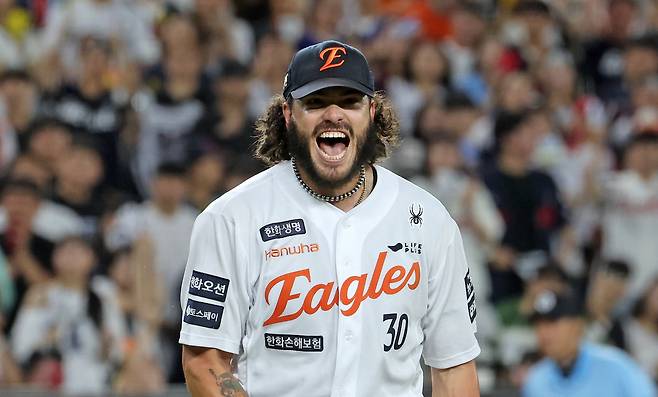 한화 에이스 폰세가 12일 대전 한화생명이글스파크에서 열린 프로야구 롯데 자이언츠와 홈경기에서 환호하고 있다.   [연합]