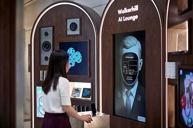 한 고객이 ‘워커힐 AI 라운지’에서 AI 매니저 ‘해리스’의 안내를 받아 아트 미션에 참여하고 있다.
