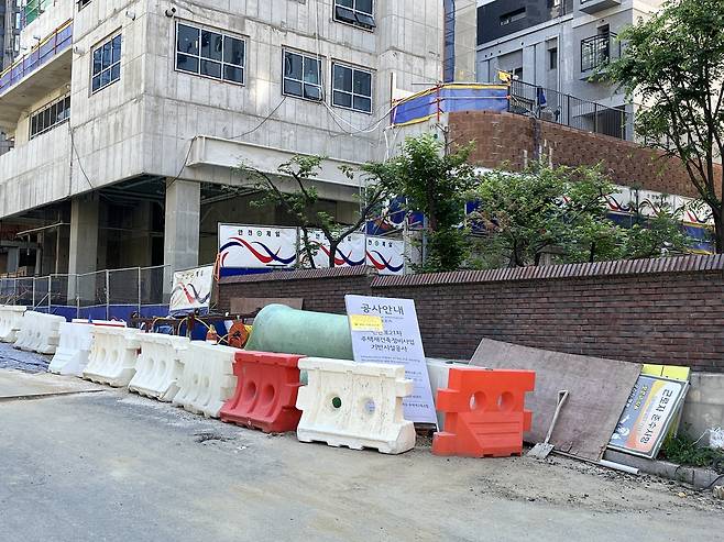 12일 공사가 멈춘 서초구 잠원동 오티에르반포 현장. 윤성현 기자