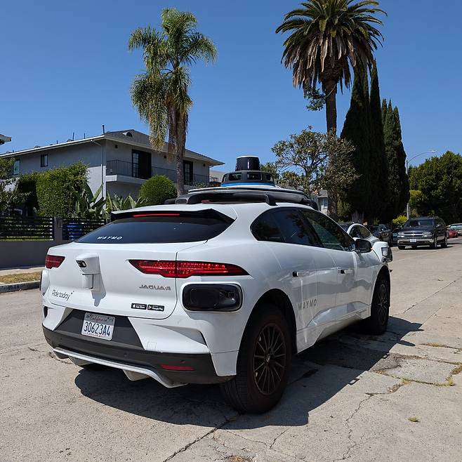 미국 대도시에서는 2009년에 시작한 자율주행 기술이 실생활에서 쓰여지고 있다. 미국 로스앤젤레스에서 2024년 11월 12일부터 출시된 구글의 5세대 자율주행 기술과 AI 기능을 탑재한 웨이모 무인 로보택시가 운전자 없이 도착해서 손님을 기다리고 있다. 사진 : @강형원 촬영