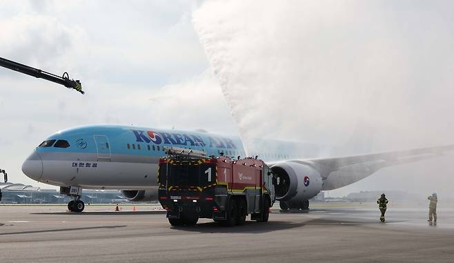 지난 5일 인천국제공항 제1터미널에서 제2활주로 운영 재개를 앞두고 이학재 인천국제공항공사 사장, 권혁진 서울지방항공청장 등 유관기관 관계자들이 합동점검에 나선 가운데 인천공항 소방대가 비상대응훈련을 하고 있다. [연합]