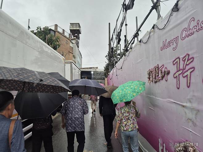 13일 오전 서울 성북구 사랑제일교회 본당 옆 주차장에 마련된 전광훈 목사의 긴급 기자회견을 지켜보기 위해 신도들이 교회를 향하고 있다. 김도윤 기자.