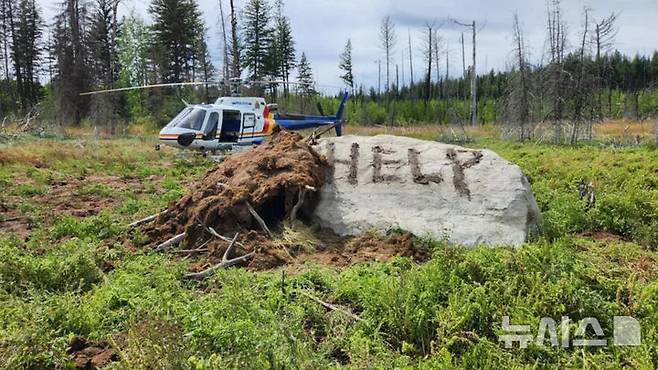 [뉴시스] 황야에서 조난당한 남성이 바위에 ‘HELP’ 구조 신호를 새겼다.(사진=BBC)