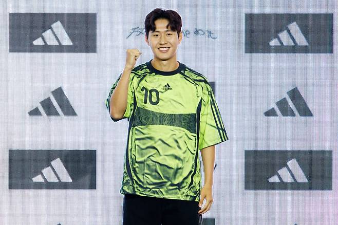 [서울=뉴시스] 최동준 기자 = 파리 생제르맹 이강인이 지난 2일 서울 용산구 현대아이파크몰 더베이스에서 열린 아디다스 '강인 메이드 미 두 잇'(KANGIN MADE ME DO IT) 행사에 참석해 포즈를 취하고 있다. (사진=아디다스 제공) 2025.08.03. photo@newsis.com *재판매 및 DB 금지