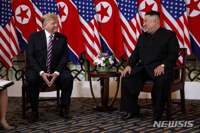 [하노이=AP/뉴시스]2019년 2월 27일 도널드 트럼프 미국 대통령과 김정은 북한 국무위원장이 베트남 하노이 중심가 메트로폴 호텔 회담장에서 얘기를 나누고 있다. 2025.08.13.
