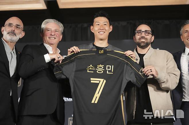 [로스앤젤레스=AP/뉴시스]미국프로축구 LAFC 입단한 손흥민. 2025.08.06.