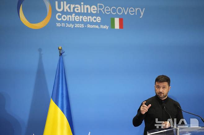 [로마=AP/뉴시스] 볼로디미르 젤렌스키 우크라이나 대통령이 12일(현지 시간) 러시아 요구대로 돈바스에서 철군할 수 없다고 선 그었다. 사진은 젤렌스키 대통령이 지난달 10일 이탈리아 로마에서 열린 우크라이나 재건 회의(URC)에서 기자회견 하는 모습. 2025.08.13.