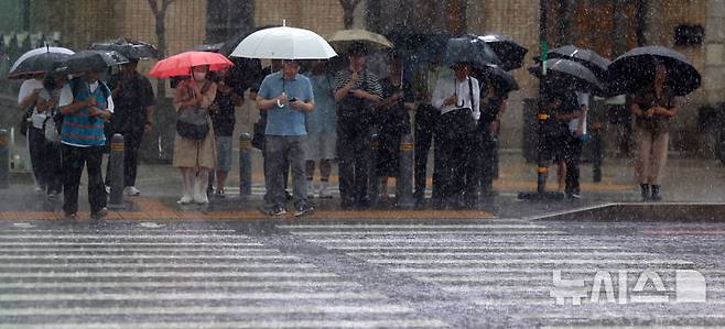 [서울=뉴시스] 김선웅 기자 = 서울에 호우주의보가 내려진 13일 서울 종로구 세종대로에서 우산을 쓴 시민들이 길을 걷고 있다. 2025.08.13. mangusta@newsis.com