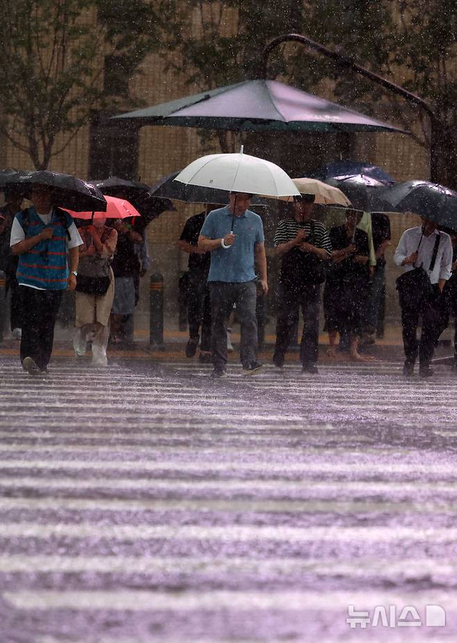 [서울=뉴시스] 김선웅 기자 = 서울에 호우주의보가 내려진 13일 서울 종로구 세종대로에서 우산을 쓴 시민들이 길을 걷고 있다. 2025.08.13. mangusta@newsis.com