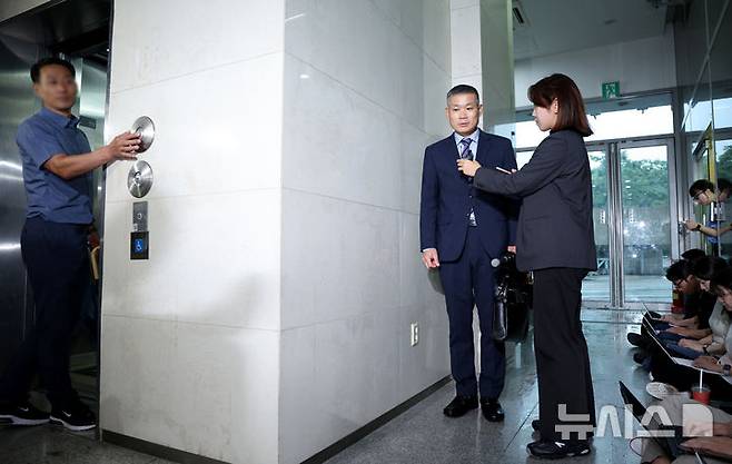 [서울=뉴시스] 김진아 기자 = 김동혁 전 국방부 검찰단장이 13일 서울 서초구 순직해병 특검 사무실에 피의자 신분으로 출석하고 있다. 2025.08.13. bluesoda@newsis.com